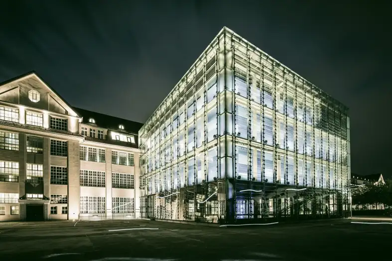 Das ZKM |Zentrum für Kunst und Medien hell erleuchtet bei Nacht.
Bild: Dennis Dorwarth / karlsruhe.digital