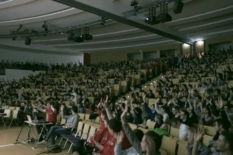 Bild vom Hörsaal, in dem das Finale stattfindet. Der Raum ist gut besucht. Bild: PionierGarage