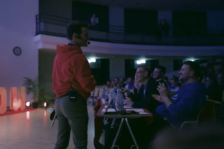 Mitglieder der Jury lachen und klatschen. Bild: PionierGarage