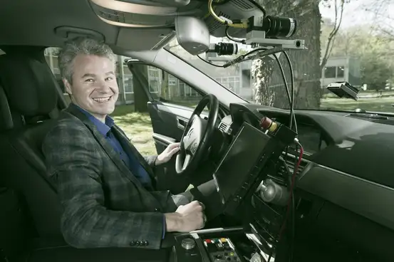 Innenraum des Fahreuges mit dem Monitor für die Ergebnisse der Messsensorenund Kameras am Fahrezug. Die Messsensoren sind außen am Fahrzeug und sehen praktisch die Welt, wie das Fahrzeug selbst. Das wird auf dem Bildschirm im Inneren des Fahrzeuges angezeigt. © copyright by KIT Presse, Kommunikation und Marketing Abdruck honorarfrei im redaktionellen Bereich Belegexemplar erbeten *** Local Caption *** Automatisiertes Fahren Professor Christoph Stiller über die Automatisierung des Fahrens Angesichts der milliardenschweren Förderprogramme für die Entwicklung führerloser Fahrzeuge in den USA ist die Gründung des Tech Center a-drive für den Leiter des Instituts für Mess- und Regelungstechnik Professor Christoph Stiller ein wichtiger Schritt, um die Forschungsaktivitäten in Deutschland in diesem industriepolitisch wichtigen Bereich zu bündeln. In der Kooperation zwischen Daimler AG, Universität Ulm, Forschungszentrum Informatik (FZI) und KIT sollen unter dem Dach des Tech Center a-drive autonome Fahrfunktionen schrittweise in die Serienproduktion gebracht werden.