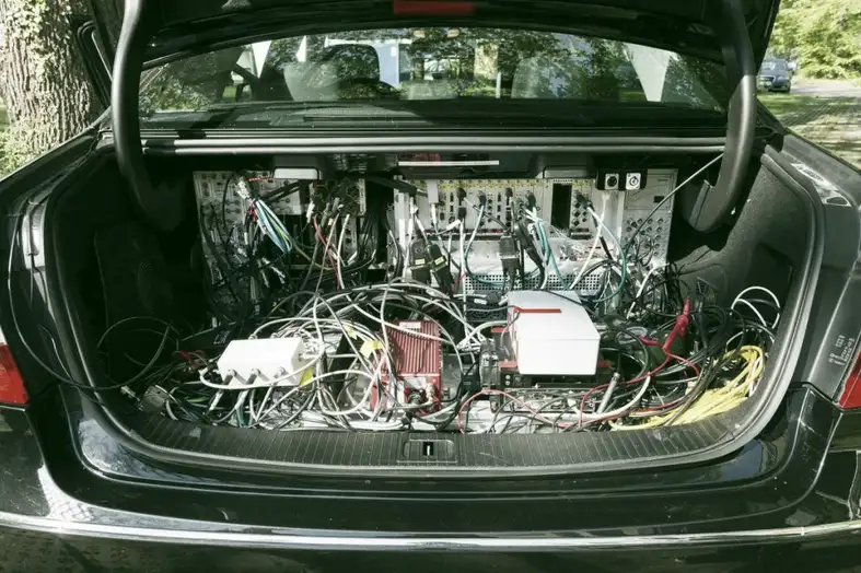 Ein Kofferraum, in dem viele technische Geräte und Kabel eingebaut sind. Bild: KIT