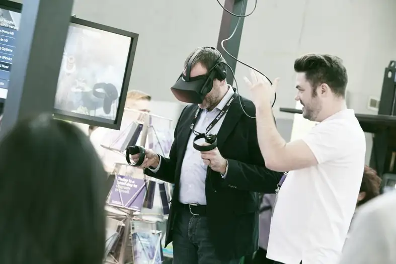 Ein Mann nutzt eine VR-Brille. Bild: Messe Karlsruhe / Behrendt und Rausch