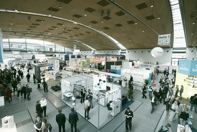 Besucherinnen und Besucher der Learntec in einer Messehalle. Bild: Messe Karlsruhe Behrendt und Rausch