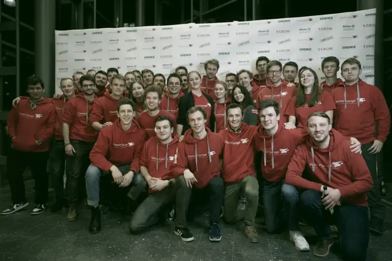 Das Team der PionierGarage posiert für ein Gruppenbild. Bild: PionierGarage