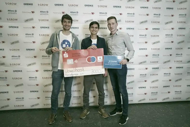 Die zwei Gründer des Startups Voxelhost gewinnen den Wettbewerb GROW in Karlsruhe. Bild: Pioniergarage