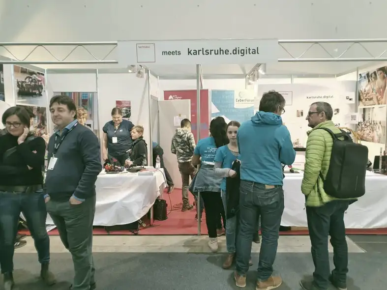Besucher am Gemeinschaftsstand von karlsruhe.digital und technika bei der Learntec 2020
