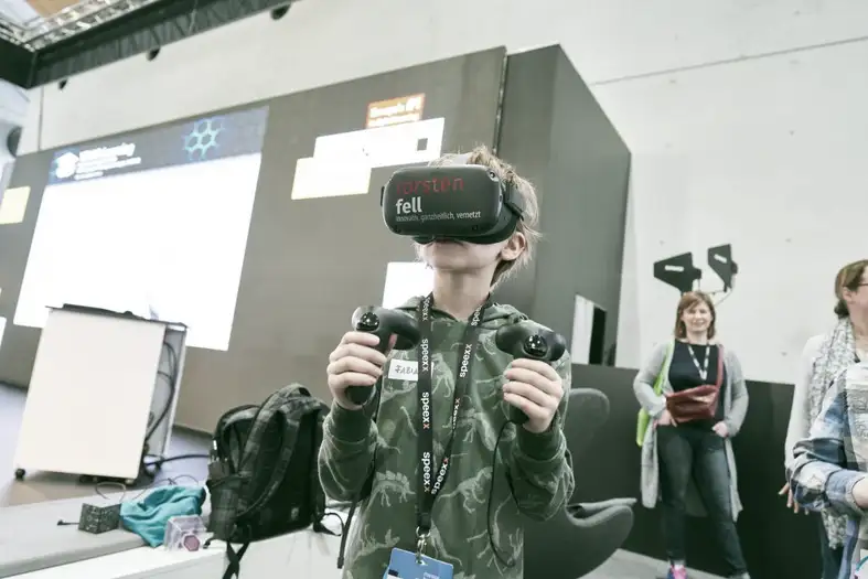 Kinder konnten bei der Learntec 2020 VR-Brillen nutzen. Bild: Messe Karlsruhe - Behrendt und Rausch