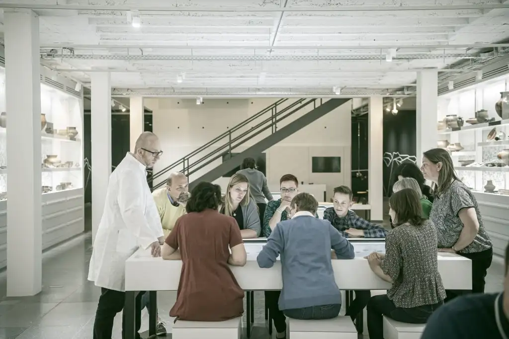 Medientisch im Badischen Landesmuseum - © Badisches Landesmuseum, Foto: ARTIS – Uli Deck