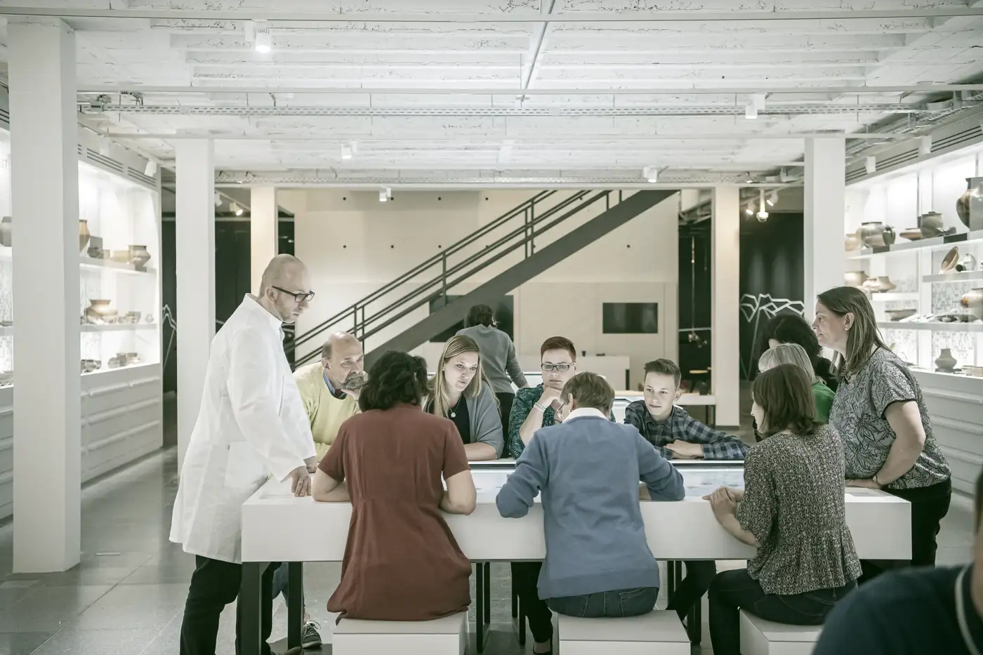 Medientisch im Badischen Landesmuseum - © Badisches Landesmuseum, Foto: ARTIS – Uli Deck