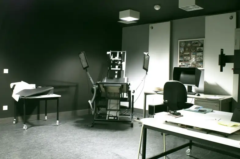 Die Digitalisierungswerkstatt der Badischen Landesbibliothek in Karlsruhe: Hier werden die Bestände schrittweise digitalisiert und so für die Öffentlichkeit zugänglich gemacht.
Bild: Badische Landesbibliothek, Stabsstelle Presse- und Öffentlichkeitsarbeit / CC BY-SA 3.0 DE (https://creativecommons.org/licenses/by-sa/3.0/de/deed.en)