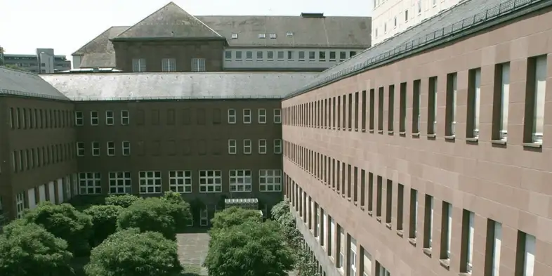 Innenhof der Badischen Landesbibliothek. Bild: Badische Landesbibliothek, Stabsstelle Presse- und Öffentlichkeitsarbeit / CC BY-SA 3.0 DE (https://creativecommons.org/licenses/by-sa/3.0/de/deed.en)