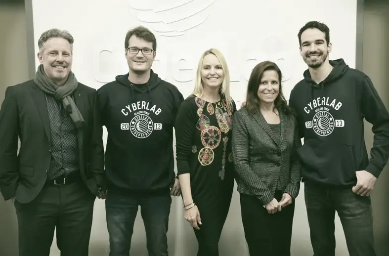 Das Team von Blackpin mit Mitarbeitern des Karlsruher Startup-Accelerator CyberLab. Bild: CyberLab / Blackpin