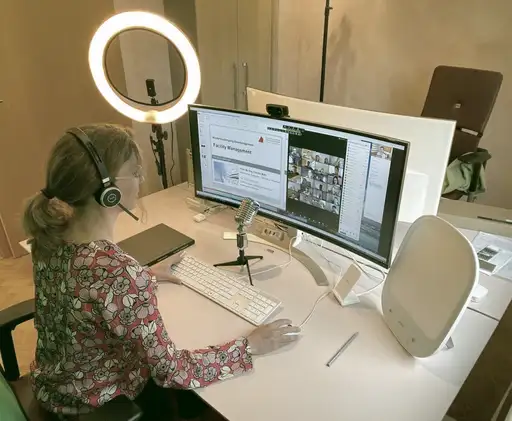 Professorin Carolin Bahr hält virtuelle Vorlesungen ab - mit positivem Feedback.
Foto: HsKA, Carolin Bahr