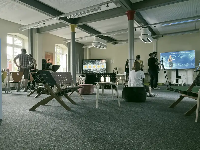 Insbesondere als IT-Standort ist es für Kalrsuhe wichtig, Nachwuchsförderung zu betreiben. Das Foto zeigt den Makerspace des SMZ bei der Bunten Nacht der Digitalisierung am 1. Juli 2022